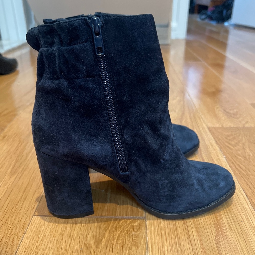navy faux suede arturo chiang boots size 7M (run small)